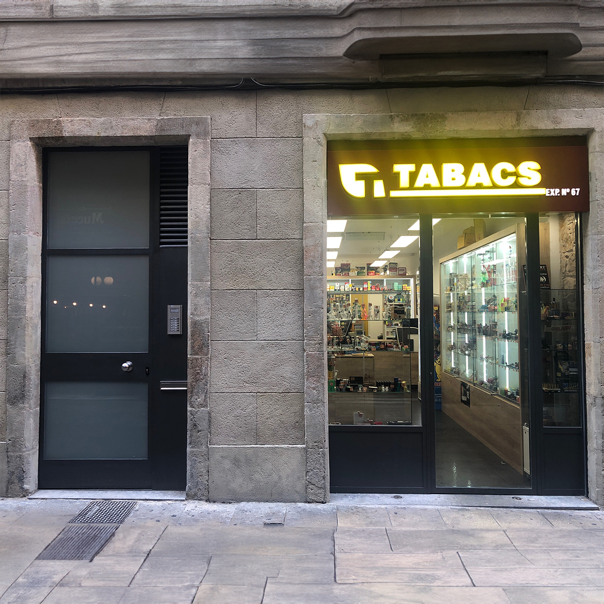 Renovation of a commercial premises, tobacco shop in Barcelona.