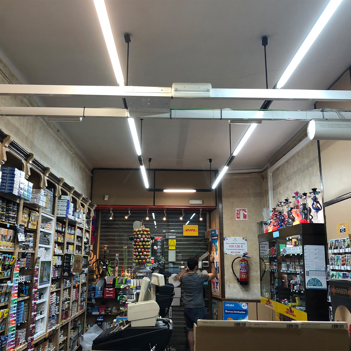 Renovation of a commercial premises, tobacco shop in Barcelona.