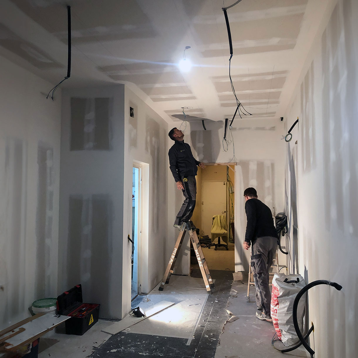 Renovation of a commercial premises, tobacco shop in Barcelona.